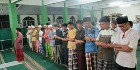POSISI WANITA DALAM SALAT BERJAMAAH