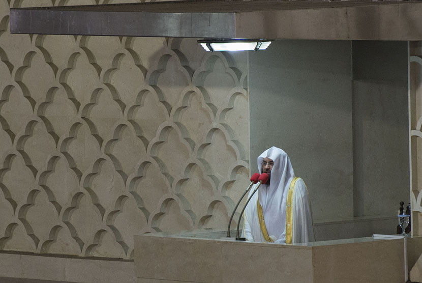Imam Besar Masjidil Haram Makkah Al Mukarammah dan Masjid Nabawi Madinah Al Munawarrah, Syeikh Abdurrahman bin Abdul Aziz As-Sudais menyampaikan khutbah shalat Jumat di Masjid Istiqlal, Jakarta, Jumat (31/10).