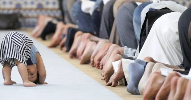 MENGAPA SALAT MALAM DI BULAN RAMADHAN DISEBUT TARAWIH?