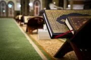 BOLEHKAH MENGULANG-ULANG BACAAN AYAT SAAT SALAT?