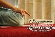 BAGAIMANA CARA MEMBERI ISYARAT DENGAN TELUNJUK SAAT TASYAHUD?