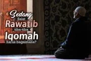JIKA IQOMAH SEDANG DIKUMANDANGKAN PADAHAL SEDANG SALAT RAWATIB, APA YANG HARUS  DILAKUKAN?