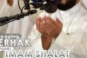 SIAPAKAH YANG PALING BERHAK MENJADI IMAM SALAT?