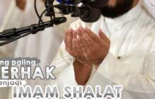 SIAPAKAH YANG PALING BERHAK MENJADI IMAM SALAT?