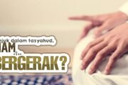SAAT TELUNJUK DIANGKAT DALAM TASYAHUD, JARINYA DIAM APA BERGERAK?