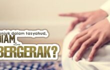 SAAT TELUNJUK DIANGKAT DALAM TASYAHUD, JARINYA DIAM APA BERGERAK?