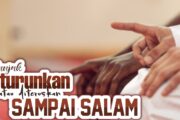 SETELAH TELUNJUK DIANGKAT DALAM TASYAHUD, APAKAH DITURUNKAN ATAU DIPERTAHANKAN SAMPAI SALAM?