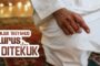 SAAT TASYAHUD, TELUNJUK DIANGKAT LURUS ATAUKAH SEDIKIT DITEKUK?